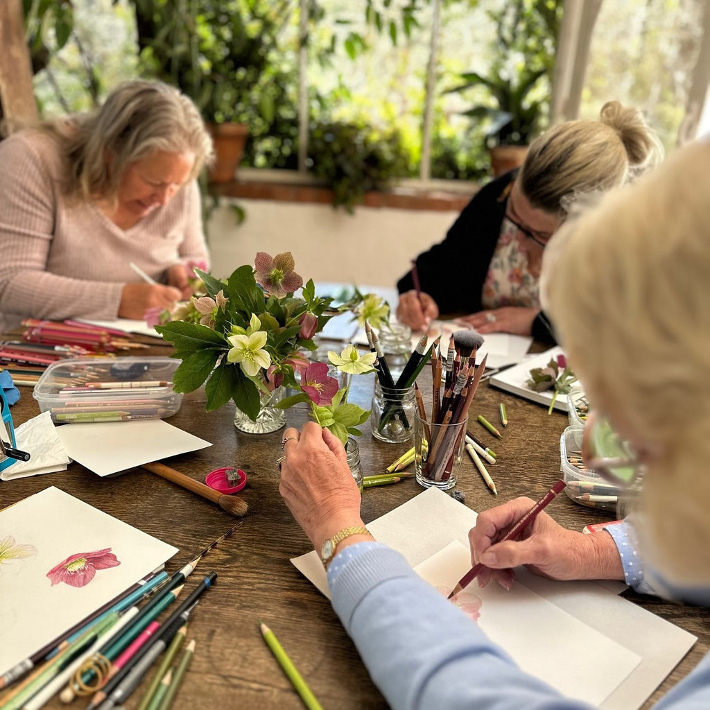 Deelnemer aan botanische kunst workshop in Amsterdam, werkend aan mixed media kunstwerk