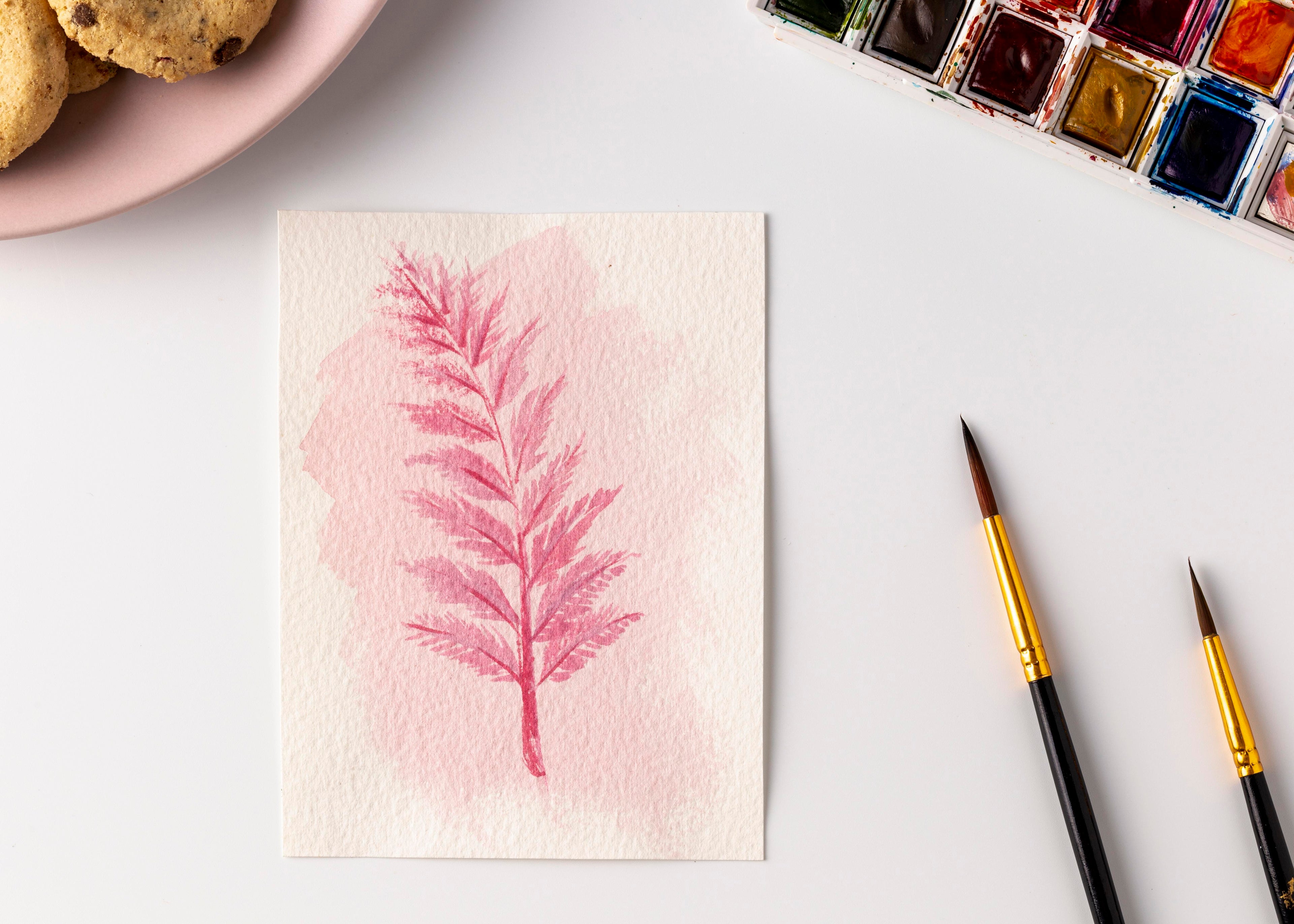 Creatieve werkplek met botanische tekeningen en mixed media materialen